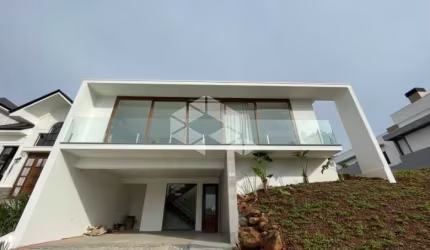 Casa 03 dormitórios em condomínio, de frente para o lago!