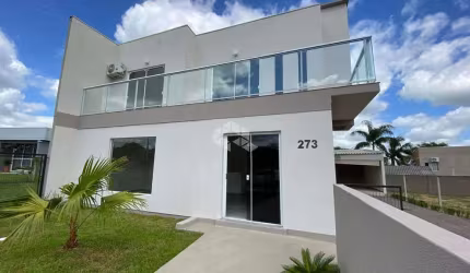 Casa com quiosque e piscina, com 2 dormitórios.