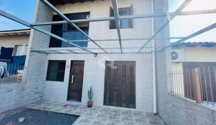 CASA DUPLEX COM 02 DORMITÓRIOS NE SACADA FECHADA