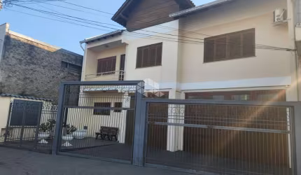Casa Sobrado com 02 dormitórios, no Centro!