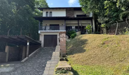 Casa com 3 dormitórios, sendo uma suite no bairro Santo Inácio!