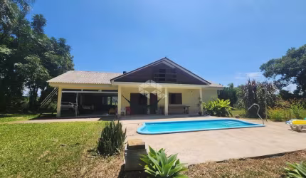 Chácara com 03 dormitórios e piscina em Linha Pinheiral