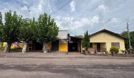 Casa com 3 dormitórios, pátio e espaço comercial em Vera Cruz