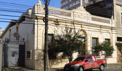 Casa de alvenaria, comporta 5 dormitórios