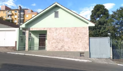 Casa à venda no Centro de Santa Maria.