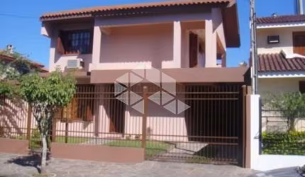 Otima Casa Com Dois Pavimentos Em Bairro Tranquilo