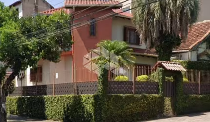 Casa de esquina com 240 m² e 4 quartos à venda no bairro Partenon