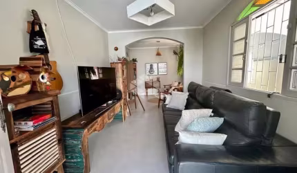 CASA RESIDENCIAL NO BAIRRO FAZENDA SANTO ANTÔNIO, EM SÃO JOSÉ, SC, ESPAÇO GOURMET, CHURRASQUEIRA, 03 DORMITÓRIOS SENDO 01 SUÍTE, 04 VAGAS DE GARAGEM