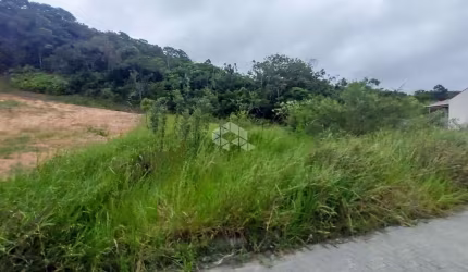 TERRENO NO LOTEAMENTO PORTAL DA COLINA, BAIRRO SERTÃO DO MARUIM, EM SÃO JOSÉ, SC, MEDINDO 442M² DE ÁREA TOTAL.