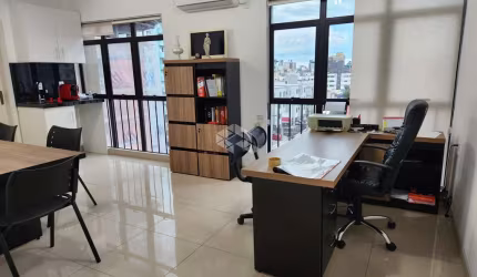 SALA COMERCIAL NO BAIRRO KOBRASOL, EM SÃO JOSÉ, SC, SEMI-MOBILIADA, COM 39,40M² DE ÁREA TOTAL, LAVABO, E 01 VAGA DE GARAGEM.