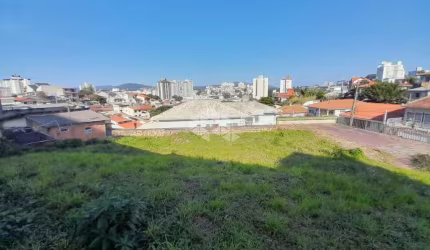 TERRENO NO BAIRRO ESTREITO, EM FLORIANÓPOLIS, SC, COM 646,50m² DE ÁREA TOTAL.