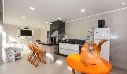 CASA RESIDENCIAL NO BAIRRO FORQUILHAS, EM SÃO JOSÉ, SC, MOBILIADA, COM 160m² PRIVATIVOS, 03 DORMITÓRIOS SENDO 02 SUÍTES, E 05 VAGAS DE GARAGEM.