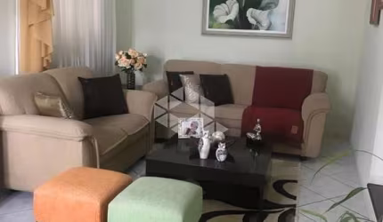 CASA RESIDENCIAL NO BAIRRO BARREIROS, EM SÃO JOSÉ, SC, COM AMPLO QUINTAL, CHURRASQUEIRA, 03 DORMITÓRIOS, SENDO 01 SUÍTE, E 04 VAGAS DE GARAGEM.
