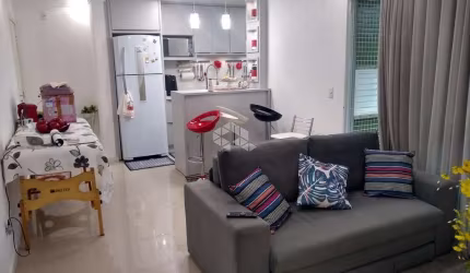 APARTAMENTO NO CENTRO, EM PALHOÇA, SC, SACADA COM CHURRASQUEIRA, 02 DORMITÓRIOS, 01 SUÍTE, 01 VAGA DE GARAGEM.