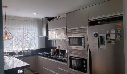 CASA MOBILIADA NO BAIRRO ROÇADO, EM SÃO JOSÉ, SC, TERRAÇO, CHURRASQUEIRA, 03 DORMITÓRIOS, 04 VAGAS DE GARAGEM.