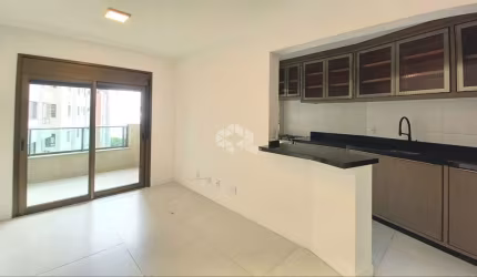 APARTAMENTO NO BAIRRO AGRONÔMICA, EM FLORIANÓPOLIS, SC, VISTA PARCIAL MAR, SACADA, CHURRASQUEIRA, 02 QUARTOS SENDO 01 SUÍTE, 02 VAGAS GARAGEM.