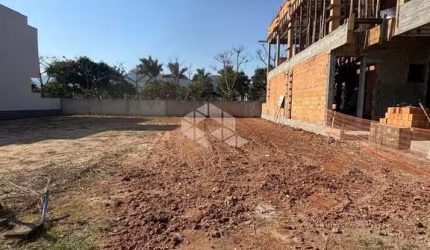 TERRENO NO BAIRRO BEIRA RIO, EM BIGUAÇU, SC, MEDINDO 150M² DE ÁREA TOTAL.