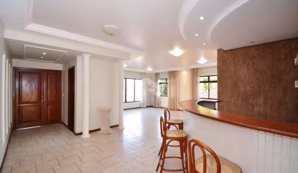 CASA RESIDENCIAL COM 4 QUARTOS SENDO 3 SUÍTES, E 4 VAGAS DE GARAGEM NO BAIRRO IATAGUAÇU, EM FLORIANÓPOLIS/SC.