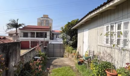 TERRENO MEDINDO 300M² DE ÁREA TOTAL NO BAIRRO BARREIROS EM SÃO JOSÉ/SC
