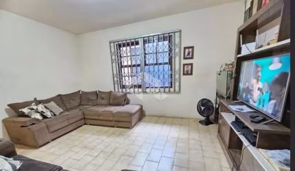 CASA RESIDENCIAL À VENDA COM 3 QUARTOS SENDO 1 SUÍTE E 2 VAGAS DE GARAGEM NO BAIRRO BARREIROS EM SÃO JOSÉ/SC.