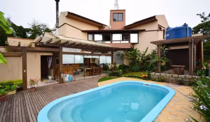 CASA RESIDENCIAL À VENDA COM 4 QUARTOS SENDO 1 SUÍTES E  3 VAGA DE GARAGEM NO BAIRRO CENTRO EM SÃO JOSÉ/SC