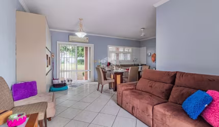 Casa 3 dormitórios/Quartos sendo 1 suíte. Pátio frente e fundos. Terreno 350m².