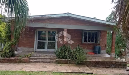 Sitio área 1.494m². Casa de alvenaria 5 dormitórios, piscina, garagem e galpão.