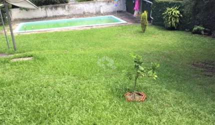 TRISTEZA - Terreno com casa de 04 dorm. piscina e garagens. Ótimo para construir.