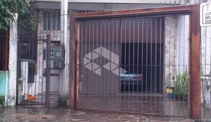 4º Distrito - Residêncial ou comercial. Pavimento térreo 97m² e pavimento superior 93m²