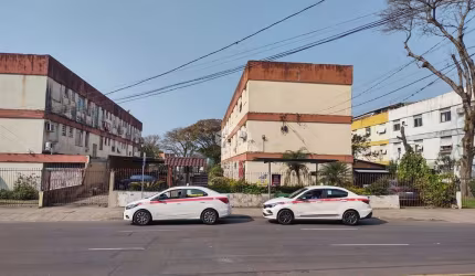 Térreo, amplo apartamento 2 dormitórios e garagem coberta. Em frente ao Zaffari CESTTO.