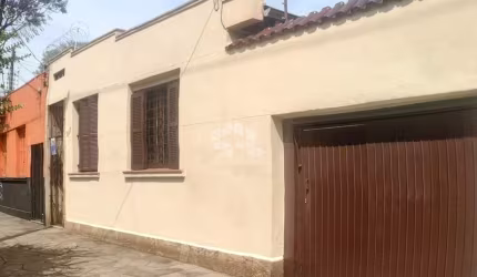 Casa 2 dormitórios, pátio, churrasqueira e 3 vagas de garagem no bairro Navegantes, em Porto Alegre. Aceita financiamento e FGTS.