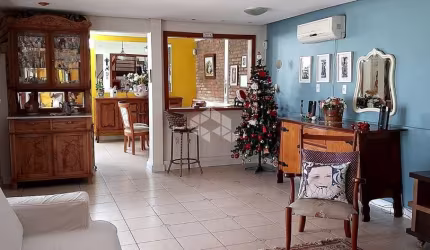 Casa com Edícula, 4 quartos, 3 banheiros, 192 m², no Santa Tereza