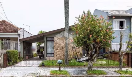 Casa com 3 dormitórios, 3 banheiro, 5 vagas com 200m2
