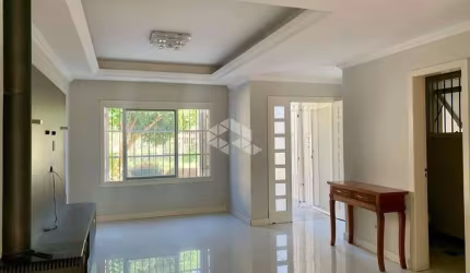 Casa com 3 dormitórios, 221m², desocupada e com piscina, no Bairro Guarujá na Zona de Porto Alegre.