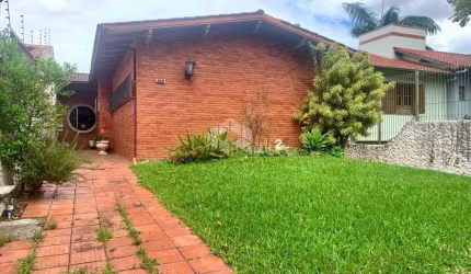 Casa térrea à venda, com 470 m², 3 dormitórios, 5 banheiros e 8 vagas