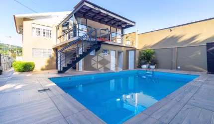 Casa com amplo pátio com piscina no bairro Guarujá.