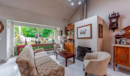 Casa com 4 dormitorios e amplo pátio com piscina no Bairro Vila Assunção, próximo da Orla.