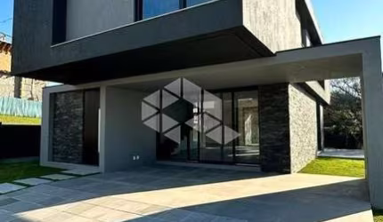 Casa no Condomínio Alphaville com 4 suítes
