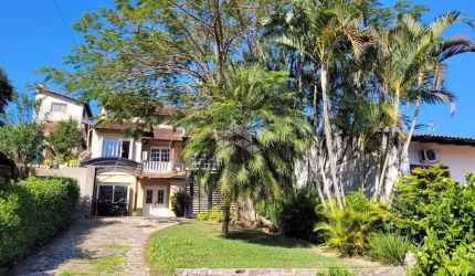 Linda casa com amplo pátio próximo do Colégio Mae de Deus no Bairro Tristeza.