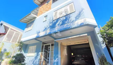 Excelente residência com 3 dormitórios próximo da Wenceslau Escobar  no bairro TRISTEZA na Zona Sul de PORTO ALEGRE, RS.