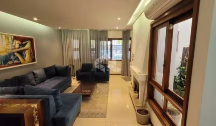Linda casa mobiliada, desocupada com piscina , próximo do PASEO na Vila Assunção em Porto Alegre.