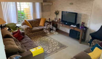 Casa 4 dormitórios sendo 1suíte com closet, 2 vagas no coração do bairro Vila Assunção