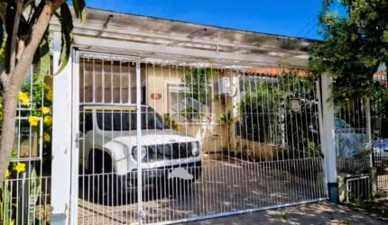 Casa a venda com 2 dormitórios, pátio e garagem coberta no bairro Hípica