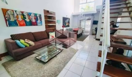 Sobrado com construção imponente, 400m² de área total, mobiliado com 3 dormitórios, 1 suíte, amplo pátio com piscina e vista para o rio