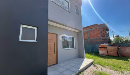 Casa estilo sobrado em condomínio fechado com infra, 2 suítes, pátio e 2 vagas
