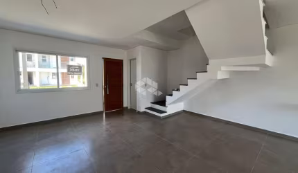 Casa estilo sobrado em condomínio fechado com infra, 2 suítes, pátio e 2 vagas