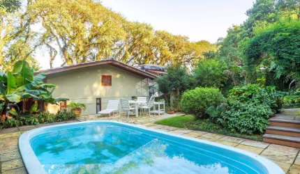 Casa com 213m² de área privativa, 3 dormitórios, 1 suíte, pátio amplo com piscina  no jardim Isabel