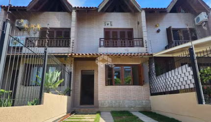 Lindo Sobrado Reformado com 03 quartos, suíte e Pátio Ensolarado!