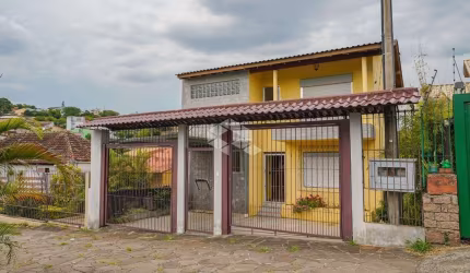 CASA COM 04 QUARTOS E AMPLO PÁTIO