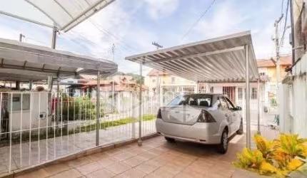 Casa com 3 dormitórios estilo sobrado / Hípica, Zona Sul POA